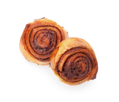 Beyaz arka planda nefis tarçınlı rulo