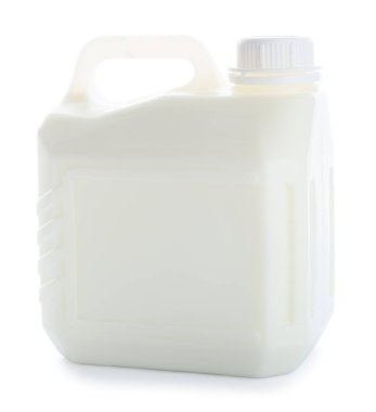 Beyaz arka planda bir şişe süt.