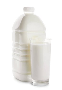 Beyaz arka planda bir şişe ve bir bardak süt.