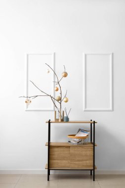 Şık oda içinde Noel topları olan ağaç dalları.