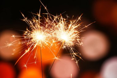 Bulanık ışıklara karşı yanan Noel havai fişekleri
