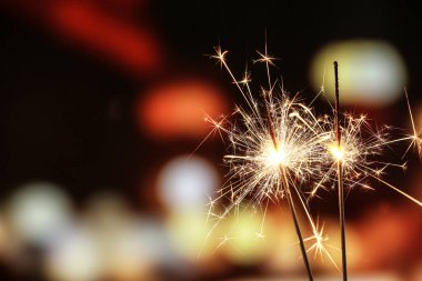 Güzel, parlak kıvılcımlar geceleyin