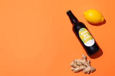 Renkli limon ve zencefilli bir şişe taze kombu çayı.