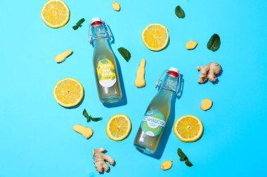 Limon, zencefil ve nane arkaplanlı taze kombu çayı şişeleri