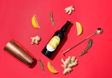 Renkli zencefil ve limonlu bir şişe doğal kombu çayı