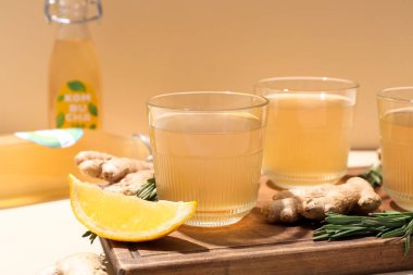 Limonlu, zencefilli ve biberiyeli doğal kombu çayı.