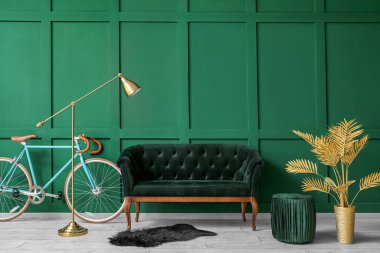 Koltuğu, lambası ve bisikleti olan şık bir oturma odası.