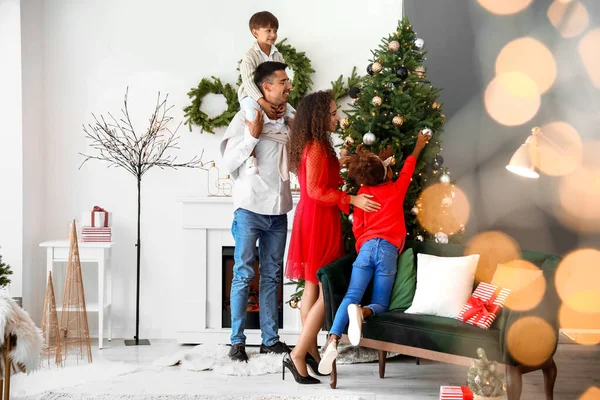 Família Feliz Com Crianças Decorando Árvore Natal Casa — Fotografia de Stock