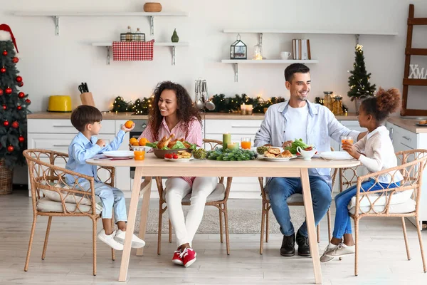 Šťastná Rodina Vánoční Večeří Kuchyni — Stock fotografie