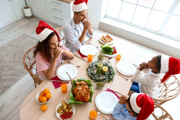 Glad Familj Ber Innan Har Julmiddag Köket — Stockfoto