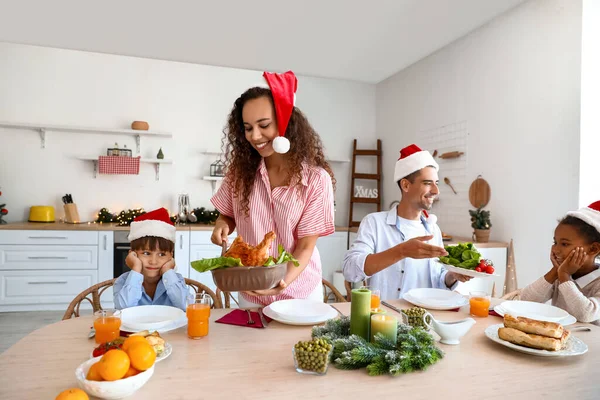 Lycklig Familj Som Äter Julmiddag Köket — Stockfoto