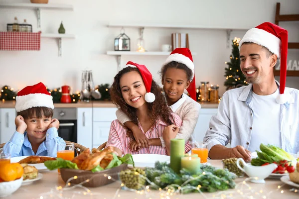 Lycklig Familj Som Äter Julmiddag Köket — Stockfoto