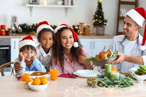 Lycklig Familj Som Äter Julmiddag Köket — Stockfoto