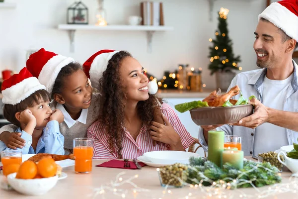 Lycklig Familj Som Äter Julmiddag Köket — Stockfoto