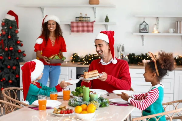 Mãe Definir Mesa Para Jantar Natal Com Sua Família Cozinha — Fotografia de Stock