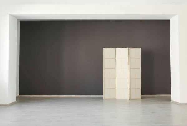 Stilvoller Klappschirm Der Nähe Dunkler Wand — Stockfoto
