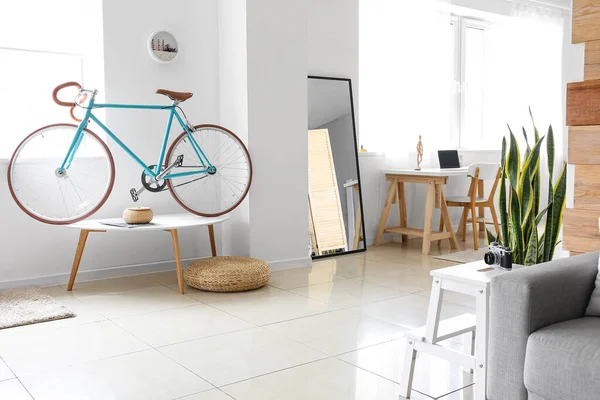 거실의 내부와 현대의 자전거 — 스톡 사진