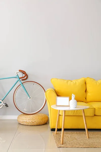 Sarı Kanepeli Bisikletli Aydınlık Oturma Odasının Içi — Stok fotoğraf