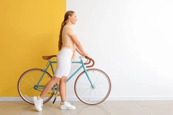 Menina Adolescente Bonita Com Bicicleta Perto Parede Cor — Fotografia de Stock