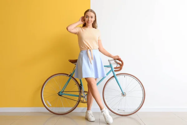 Bastante Adolescente Con Bicicleta Cerca Pared Color —  Fotos de Stock
