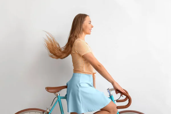 Menina Adolescente Bonita Com Bicicleta Fundo Branco — Fotografia de Stock