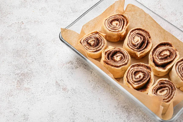 Bandeja Para Hornear Rollos Canela Sin Cocer Sobre Fondo Blanco — Foto de Stock