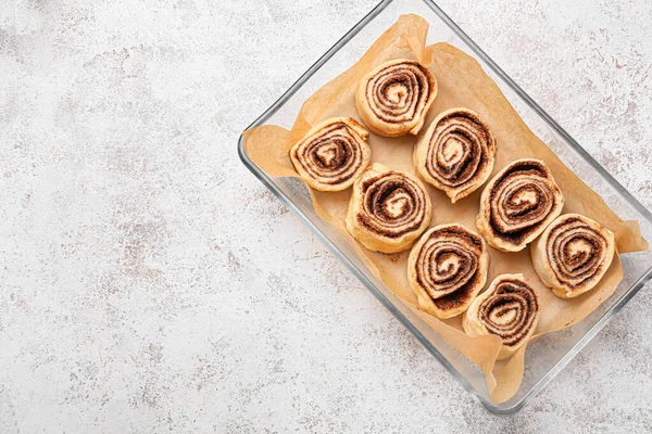 Bandeja Para Hornear Rollos Canela Sin Cocer Sobre Fondo Blanco — Foto de Stock