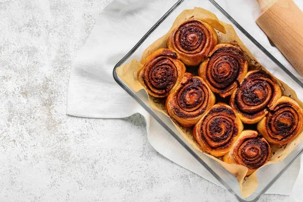 Выпечка Блюдо Вкусными Булочками Корицы Светлом Фоне — стоковое фото