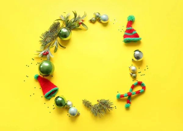 Rámeček Vánoční Výzdoby Pletené Oblečení Žlutém Pozadí — Stock fotografie