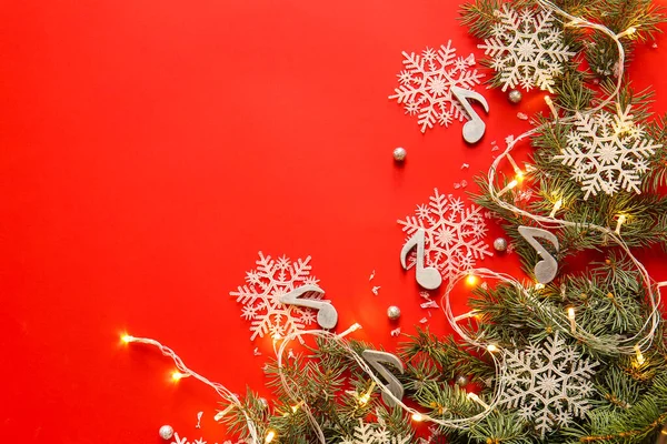 Обратите Внимание Знаки Рождественским Декором Елки Красном Фоне — стоковое фото