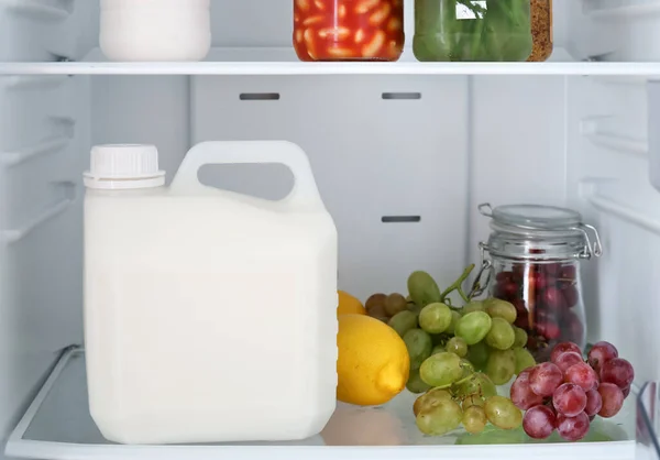 Бутылка Молока Продуктов Полке Холодильника — стоковое фото