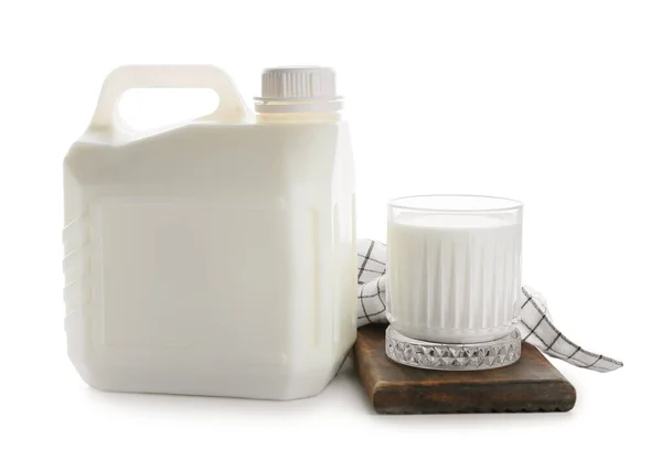 白底加龙瓶和牛奶杯 — 图库照片
