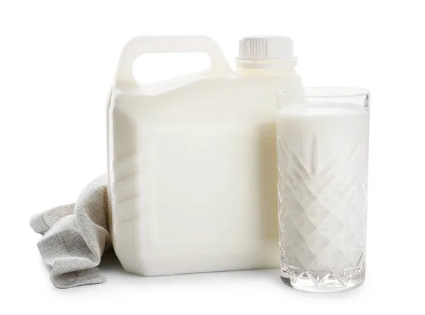 白い背景にガロンボトルと牛乳のガラス — ストック写真
