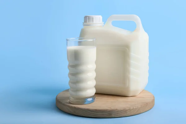 Gallone Flasche Und Glas Milch Auf Blauem Hintergrund — Stockfoto