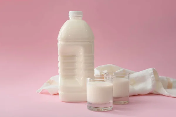 Бутылка Стаканы Молока Розовом Фоне — стоковое фото