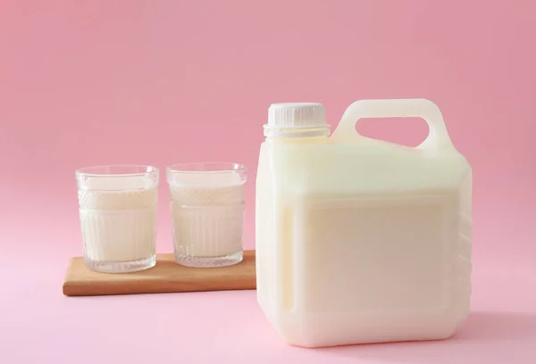 Пляшка Галон Склянки Молока Рожевому Фоні — стокове фото