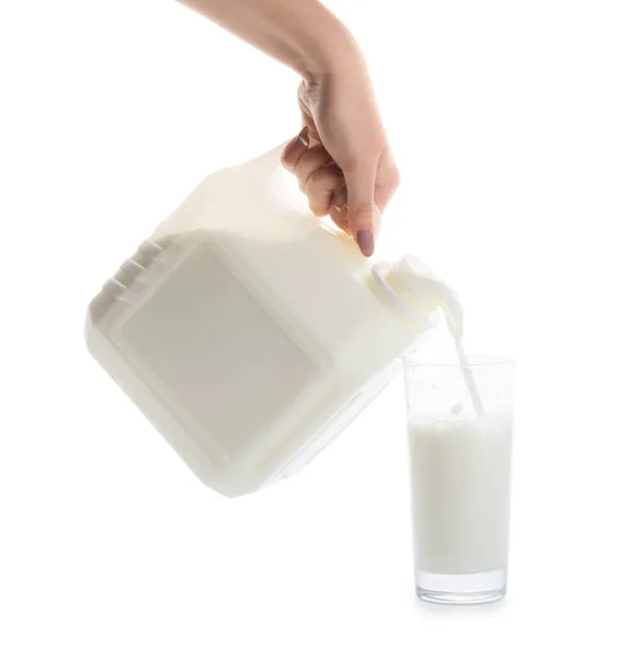 Mujer Vertiendo Leche Del Recipiente Galón Vidrio Sobre Fondo Blanco — Foto de Stock