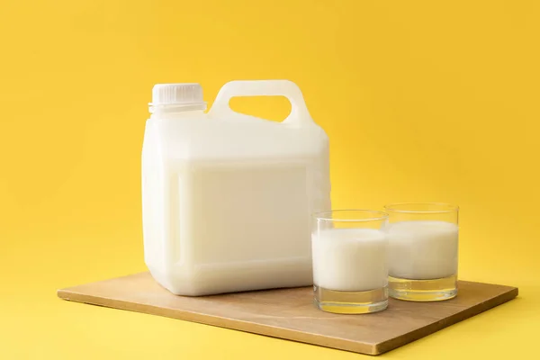 Дошка Пляшкою Галон Склянками Молока Жовтому Фоні — стокове фото