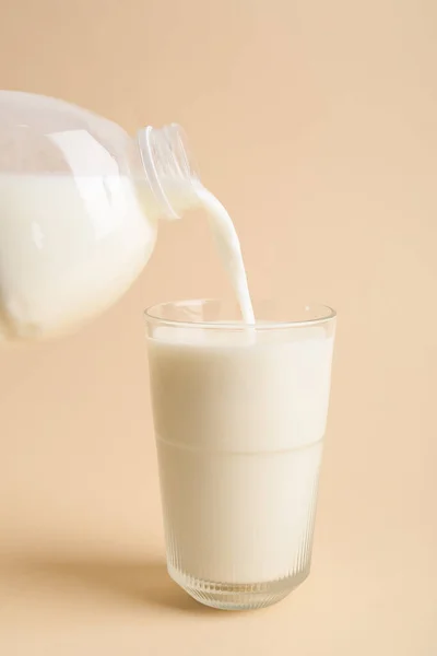 Pouring Milk Gallon Bottle Glass Color Background — Stock Photo, Image