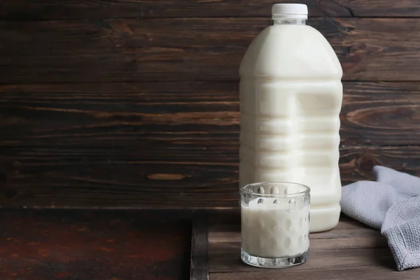 Бутылка Стакан Молока Деревянном Фоне — стоковое фото