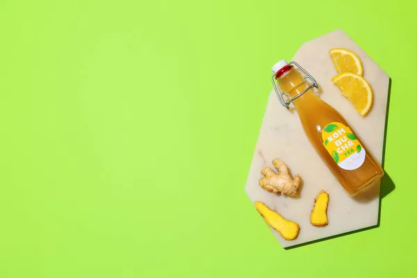 色を背景に生姜とレモンとおいしい昆布茶のボトル — ストック写真