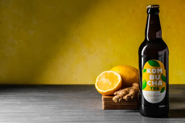 テーブルの上にレモンと生姜と天然の昆布茶のボトル — ストック写真