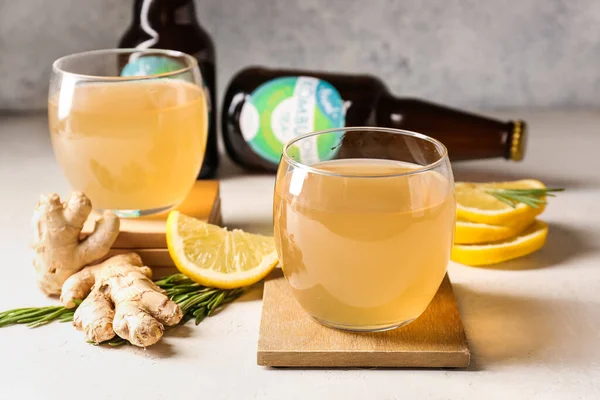 Vasos Sabrosa Kombucha Con Limón Jengibre Mesa Primer Plano —  Fotos de Stock