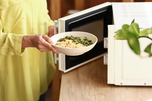 Mature Woman Heating Food Microwave Oven — Stock Photo, Image