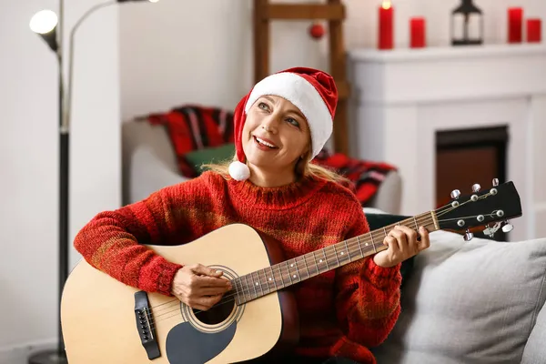 Mulher Madura Chapéu Santa Tocando Guitarra Casa — Fotografia de Stock