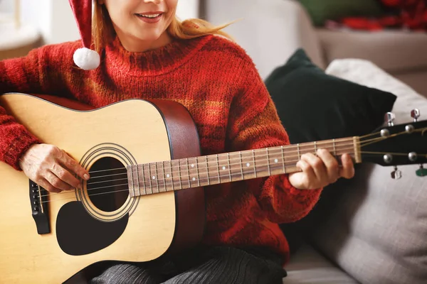 Mulher Madura Com Guitarra Casa Véspera Natal — Fotografia de Stock
