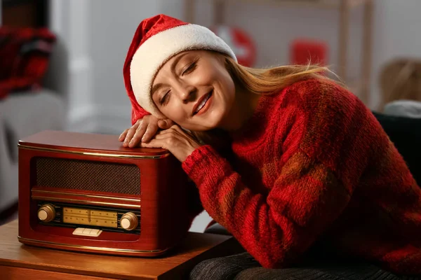 Radyosu Olan Olgun Bir Kadın Evde Noel Müziği Dinliyor — Stok fotoğraf