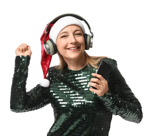 Kulaklıklı Olgun Bir Kadın Beyaz Arka Planda Noel Şarkıları Dinliyor — Stok fotoğraf