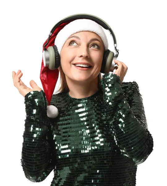 Kulaklıklı Olgun Bir Kadın Beyaz Arka Planda Noel Şarkıları Dinliyor — Stok fotoğraf