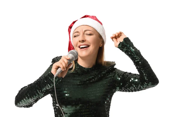 Noel Baba Şapkalı Olgun Bir Kadın Mikrofonuyla Beyaz Arka Planda — Stok fotoğraf